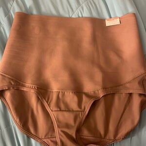 High waist light shaper brief Size 14/16